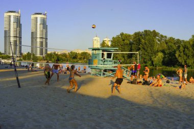 Plaj voleybolu, sıcak yaz akşamı .10,08,2019 Kiev Ukrayna.  