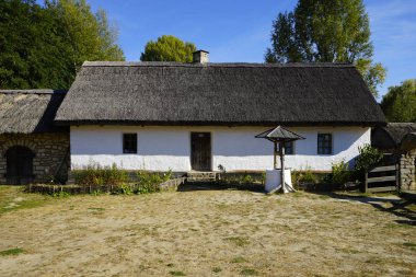                 Eski Ukrayna evi. On dokuzuncu yüzyılın Ukrayna kulübesi. Yaz manzarası, güneş ışığı. Köy Pirogovo.    
