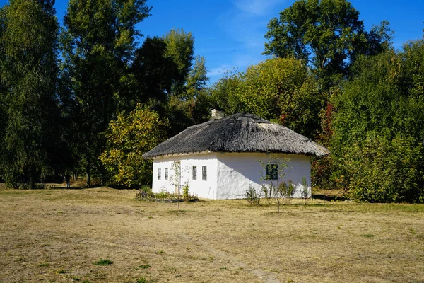 Gammalt Ukrainskt Hus Ukrainska Hut Artonhundratalet Sommar Landskap Solsken Village — Stockfoto