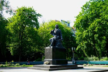  Yeşil ağaçların arkasında Alexander Puşkin 'in bronz anıtı. Kyiv, Ukrayna 10.06.2020