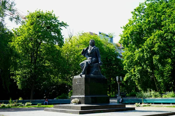 Bronzen Monument Voor Alexander Poesjkin Achtergrond Van Groene Bomen Kiev — Stockfoto