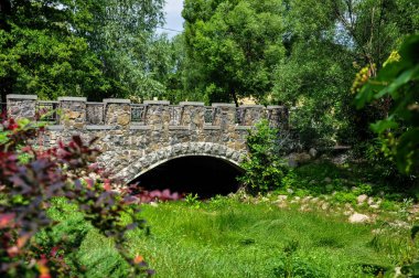 Nehrin üzerindeki köprü