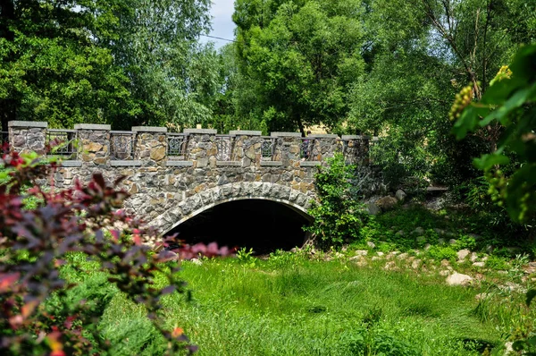 Nehrin üzerindeki köprü