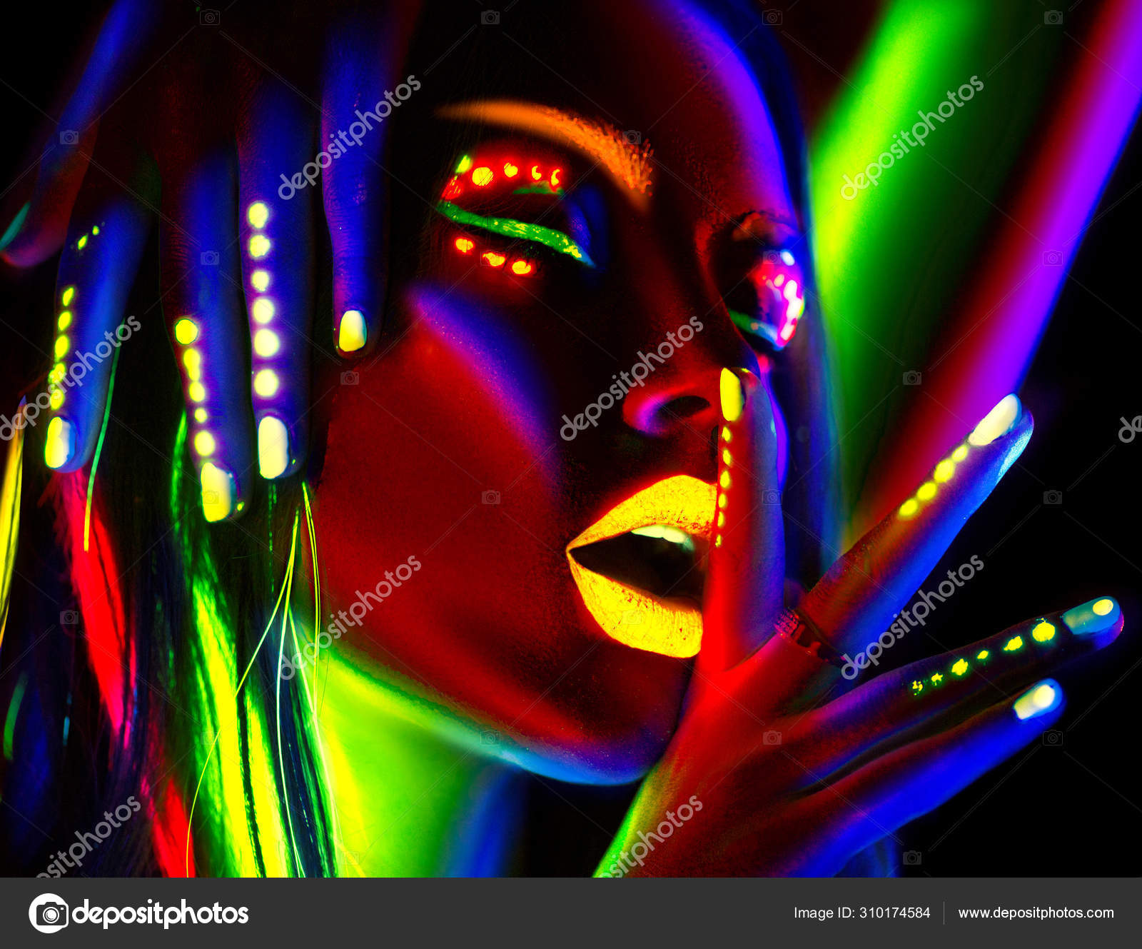 Ritratto di donna con trucco al neon, che ha fatto di vernice fluorescente  in luce ultravioletta Foto stock - Alamy