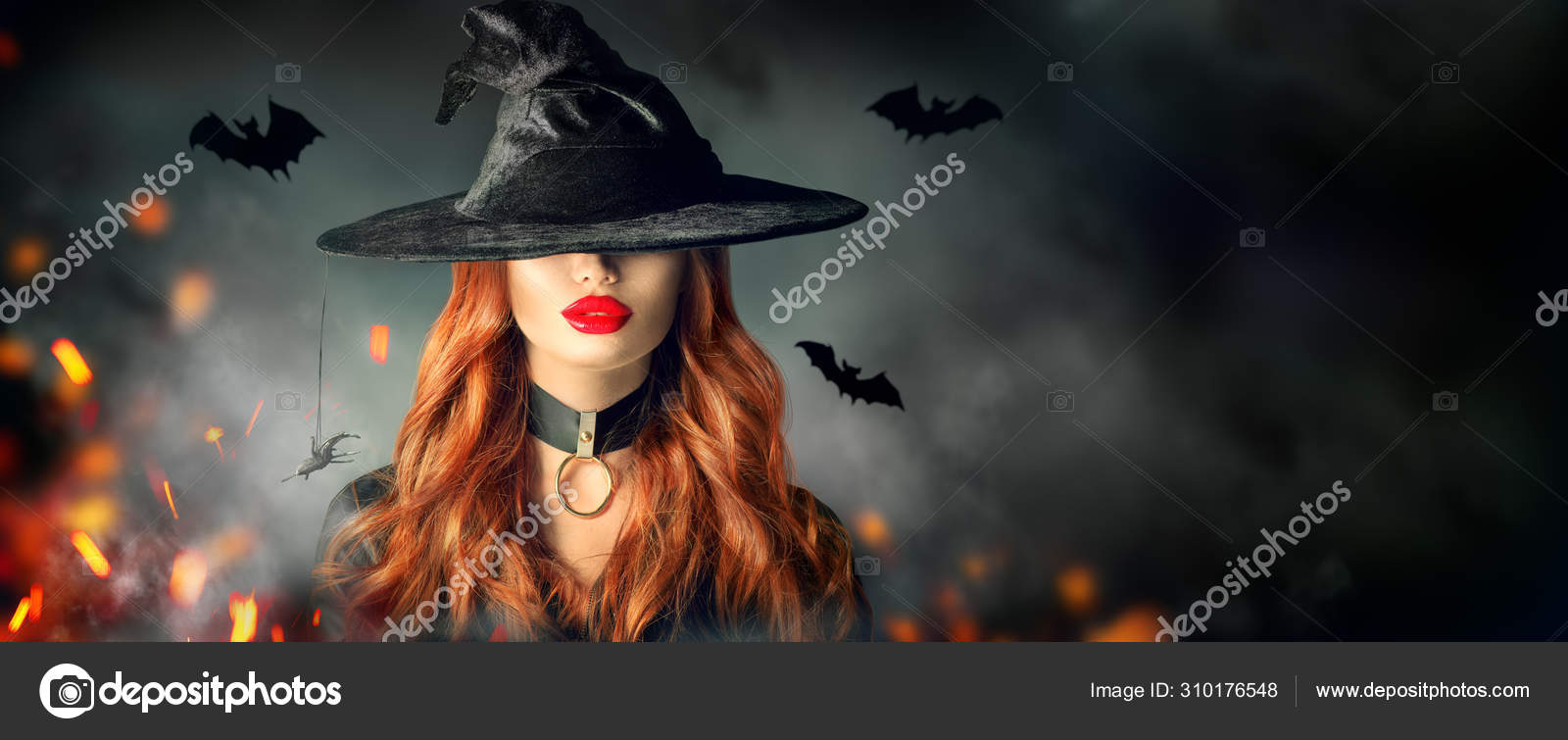 Mulher Em Fantasia De Bruxa De Halloween Foto de Stock - Imagem de