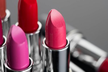 Ruj. Profesyonel makyaj ve güzellik konsepti. Moda pembe l