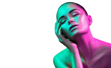Renkli parlak ışıltılar ve stüdyoda poz neon ışıklar moda model kadın. Sanat tasarımı renkli canlı makyaj.