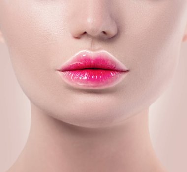Gradyan ruj trendy dudaklar makyaj closeup. Pembe ve beyaz dudaklar renkleri, çıplak makyaj örneği. Güzel dudaklar, seksi ağız