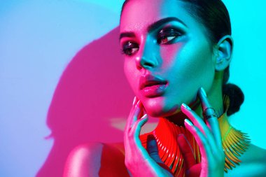 Stüdyoda poz moda makyaj ile renkli parlak ışıklar moda model kadın