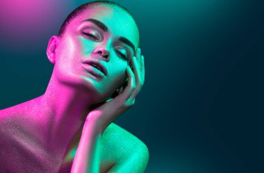 Renkli parlak ışıltılar ve stüdyoda poz neon ışıklar moda model kadın. Sanat tasarımı renkli canlı makyaj.