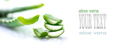 Aloe Vera yakın çekim. Dilimlenmiş Aloevera doğal organik yenileme kozmetik, alternatif tıp. Organik cilt bakımı konsepti. Beyaz ahşap arka plan üzerinde