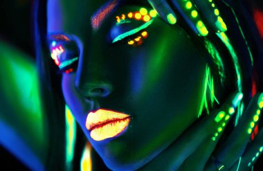 Neon ışık moda model kadın. Renkli floresan makyajlı kadın portresi.