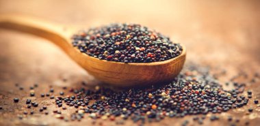 Quinoa. Tahta kaşıktaki siyah taneler. Glutensiz sağlıklı gıda