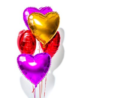 Sevgililer Günü. Hava balonları. Renkli kalp demet o şekilli