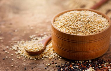 Quinoa. Ahşap bir kapta beyaz Quinoa taneleri. Sağlıklı yiyecekler. Diyet