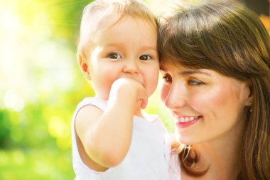 güzel anne ve bebek açık havada. Doğa