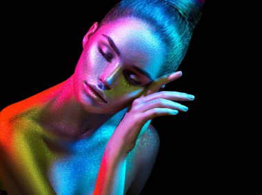 Renkli parlak ışıltılar ve stüdyoda poz neon ışıklar moda model kadın. Sanat tasarımı renkli canlı makyaj.