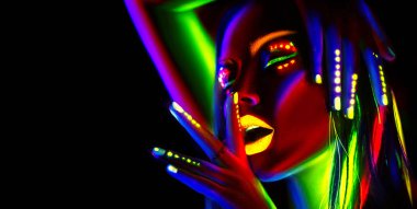 Neon ışık moda model kadın. Renkli floresan makyajlı kadın portresi.