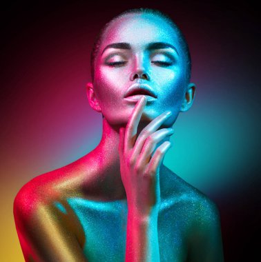 Renkli parlak ışıltılar ve stüdyoda poz neon ışıklar moda model kadın. Sanat tasarımı renkli canlı makyaj.