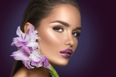 Gladiolus çiçek ile Güzellik moda esmer kız. Glamour Seks