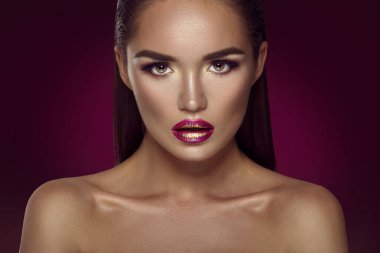 Güzellik moda esmer model kız portre. Glamour seksi kadın 