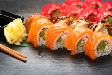 Suşi yakın çekim yapar. Restoranda Japon yemekleri. Salm ile rulo
