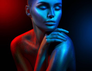 Renkli parlak ışıltılar ve stüdyoda poz neon ışıklar moda model kadın. Sanat tasarımı renkli canlı makyaj.