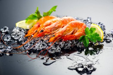 Karides. Siyah bir arka plan üzerinde taze karides. Deniz ürünleri çöktü 