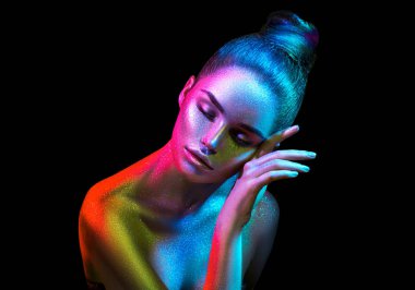 Renkli parlak ışıltılar ve stüdyoda poz neon ışıklar moda model kadın. Sanat tasarımı renkli canlı makyaj.