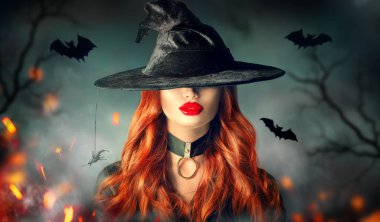 Halloween. Seksi cadı portresi. Uzun kıvırcık kızıl saçlı cadılar şapka güzel genç kadın