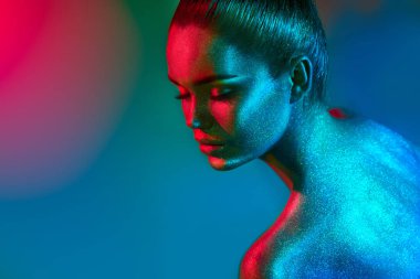 Renkli parlak ışıltılar ve stüdyoda poz neon ışıklar moda model kadın. Sanat tasarımı renkli canlı makyaj.