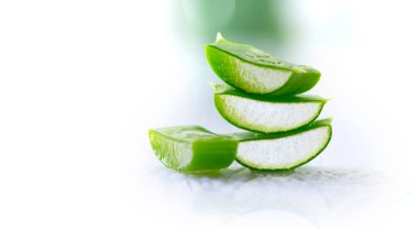 Aloe Vera yakın çekim. Dilimlenmiş Aloevera doğal organik yenileme kozme