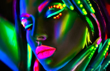 Neon ışık moda model kadın. Renkli floresan makyajlı kadın portresi.