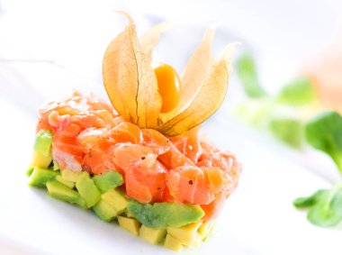 Beyaz arka plan üzerinde somon tartar. Gurme Yemekleri. Starter. Sağlıklı akşam yemeği