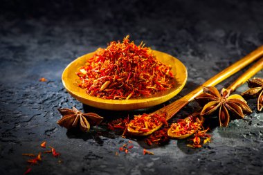 Safran. Siyah taş masada çeşitli Hint Baharatları. Baharat ve h