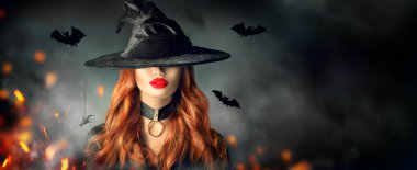 Halloween. Seksi cadı portresi. Cadılar güzel genç kadın