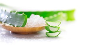 Beyaz ahşap arka plan üzerinde Aloe Vera jel closeup. Organik dilimlenmiş