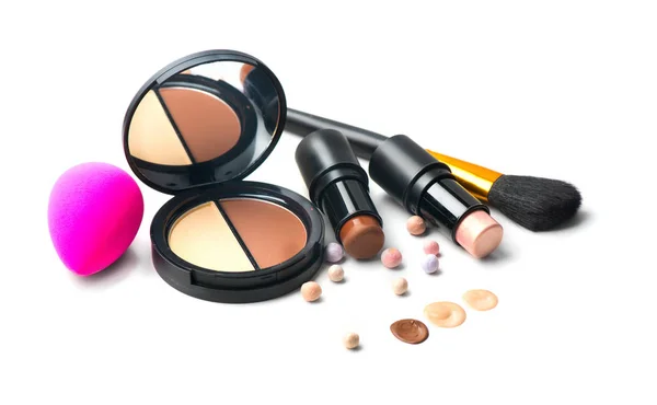 Gezicht contouring make-up producten over wit. Highlight, schaduw, co — Stockfoto