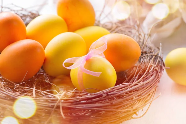 Huevos Pascua Nido Hermosos Huevos Pintados Coloridos Color Amarillo Naranja — Foto de Stock