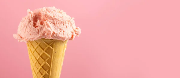 Helado. Helado con sabor a fresa o frambuesa en waffle con — Foto de Stock