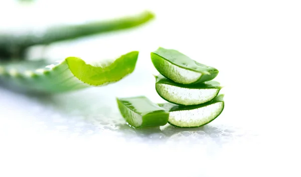 Aloe Vera gel closeup. Aloevera fatiado renovação orgânica natural c — Fotografia de Stock