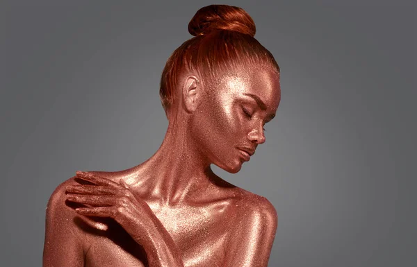Retrato de mulher de beleza de pele dourada. Menina modelo de moda com holid — Fotografia de Stock
