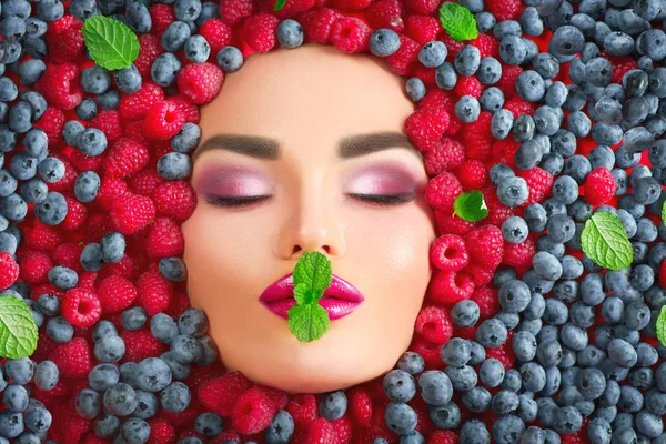 Schönheit Mode Modell Mädchen in frischen reifen Beeren liegen. Gesicht in c — Stockfoto