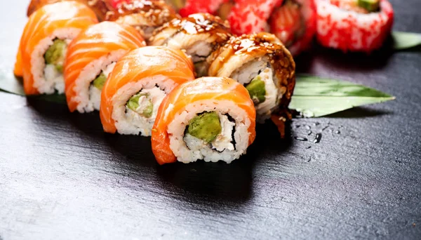 Sushi rullar närbild. Japansk mat i restaurangen. Rulla med Salm — Stockfoto