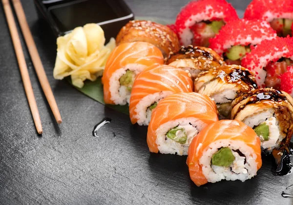 Sushi-Rollen in Nahaufnahme. japanisches Essen im Restaurant. Brötchen mit Salm — Stockfoto