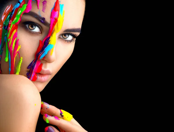 Yüzünde Renkli Boyalar Ile Kadın Modeli Akan Sıvı Boya Ile — Stok fotoğraf
