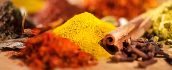 Spice. Verschillende Indiase kruiden en kruiden kleurrijke achtergrond. Asso — Stockfoto