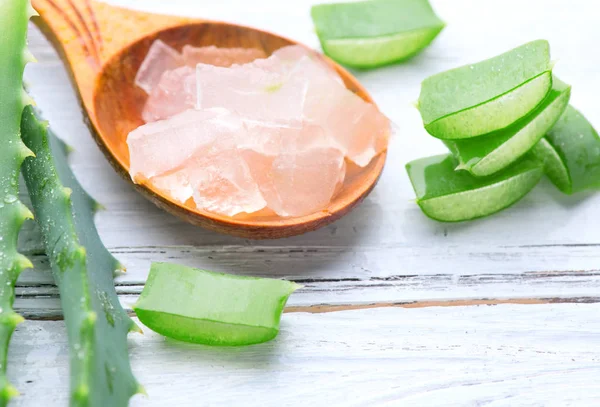 Aloe Vera gél Vértes a fehér fa háttér. Szerves szeletelt — Stock Fotó