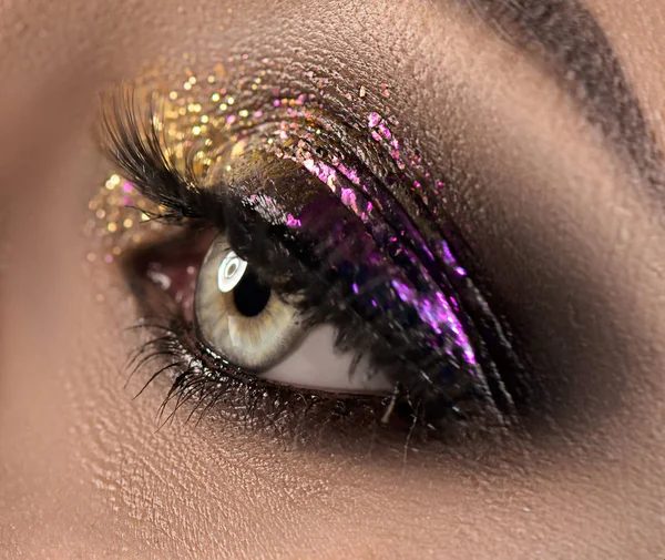 Bela maquiagem olho com faíscas coloridas. Beleza moda brilhante — Fotografia de Stock