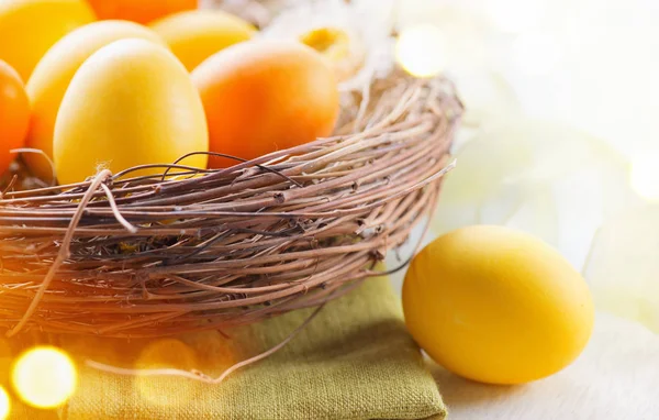 Ostereier Nest Schön Bemalte Bunte Gelbe Und Orangefarbene Eier Mit — Stockfoto